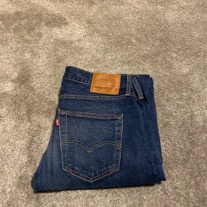 Levis jeans - Helt oanvända Levis jeans som är riktigt snygga. En mörkblå ton. Köpta för 1299kr. 