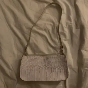 Så söt vit handväska med i vit