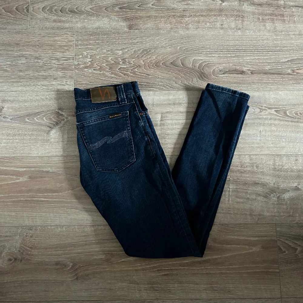 Ett par jeans i absolut topp skick och som dessutom har en extremt snygg tvätt. Nypriset på dessa jeans ligger på runt 1000kr. Längden på byxorna är 97cm och midjan 36cm jämför gärna med ett par egna och sen är det fritt fram att använda ”köp nu”.. Jeans & Byxor.