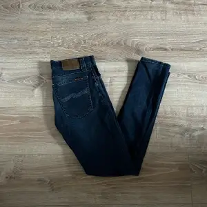 Ett par jeans i absolut topp skick och som dessutom har en extremt snygg tvätt. Nypriset på dessa jeans ligger på runt 1000kr. Längden på byxorna är 97cm och midjan 36cm jämför gärna med ett par egna och sen är det fritt fram att använda ”köp nu”.