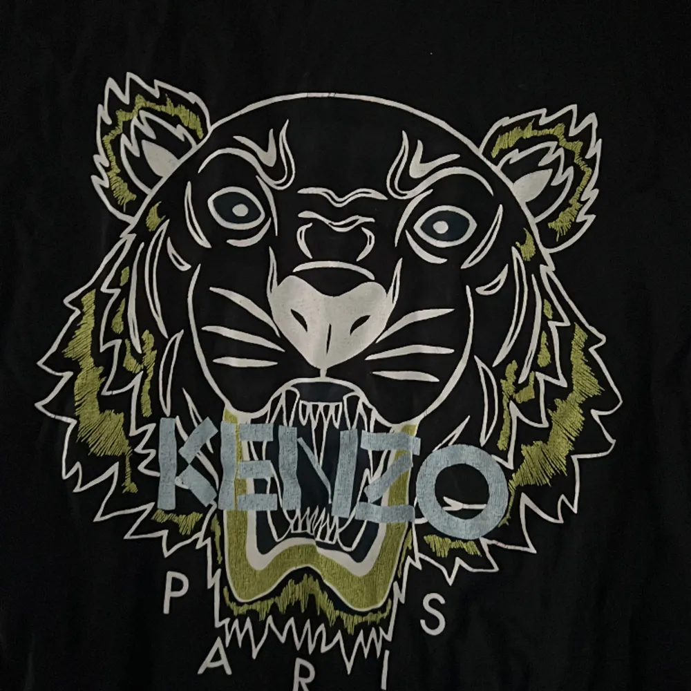 Svart Kenzo Paris t-shirt med tryck. Storlek S. Plagget är i gott skick. Pris: 349kr. Vid frågor, kom PM!. T-shirts.