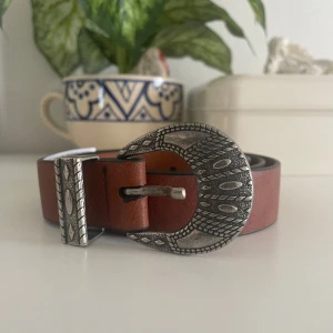 Vintage Skärp  - Brunt Vintage skärp. Det är använt fåtal gånger men är super snyggt. Storleken är 80 men passar bra om man har S/M i byxor 🩷