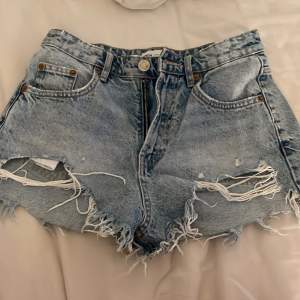 Säljer mina skitsnygga jeansshorts ifrån zara då dom tyvvär inte kommer till användning längre. Dom är i bra skick. Skriv för mer info💗