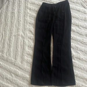 Kostymbyxa med slits - Storlek 34 Färg svart Finns fickor Långa i benen  Använt skick