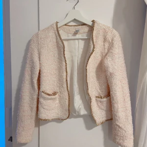 💞 rosa zara tweed tröja 💞 - säljer en supersöt fransig tweed tröja från ZARA 🥰 ✨ SKA FLYTTA UTOMLANDS SÅ ALLT MÅSTE BORT INNAN 17 MARS ✨ 