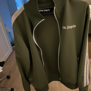 Palm Angels  - Tröjan kommer inte till användning så mycket längre. Den är som nu fortfarande, tags finns kvar och fås med!