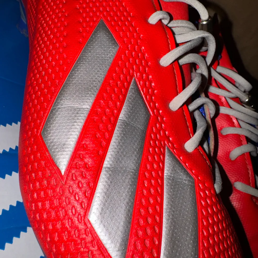 Adidas fotbolls skor storlek 45 1/2 . Skor.