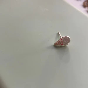  Ett glas örhänge -  Ett glass örhänge utan plupp på baksidan tryck gärna på köp nu