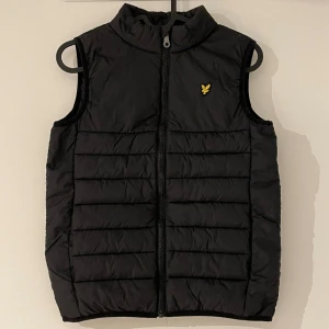 Lyle scott vest  - Bra skick, säljer för jag inte passar den.