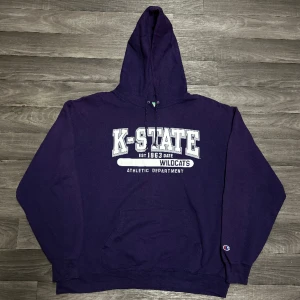 Champion K State Hoodie - Snygg college Hoodie ifrån champion i storlek XL! Bara att skriva om du undrar över något🙏