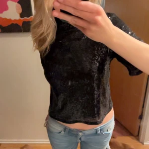 Paljettblus från hm - Jättefin paljettblus från hm som tyvärr inte kommer till användning💕
