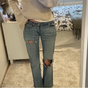 Sjukt snygga lågmidjade jeans!!! - Säljer nu dessa såå himla snygga och trendiga jeans. Lågmidjade och jättefin ljus blå färg nu till våren. Säljer då de tyvärr var för små. (Lånade bilder) 