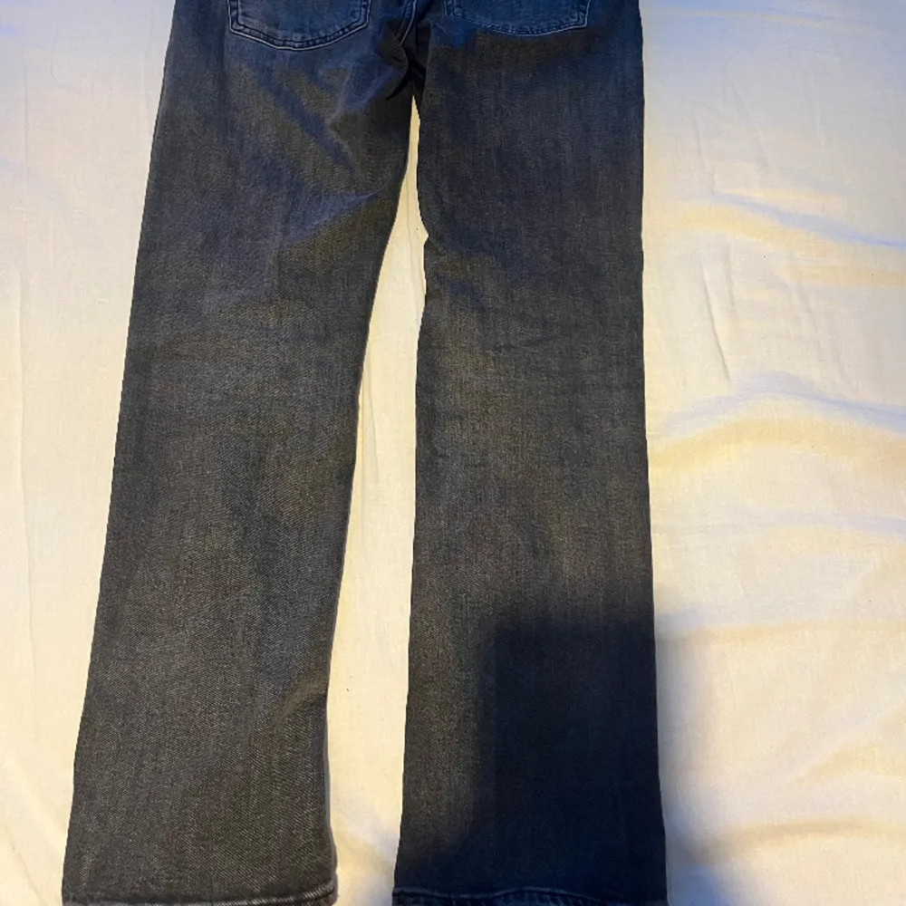 Säljer dessa mörk grå jeans från Levi,s i modellen 514/straight. Ett okej skick, tvättas innan! Pris kan diskuteras. . Jeans & Byxor.