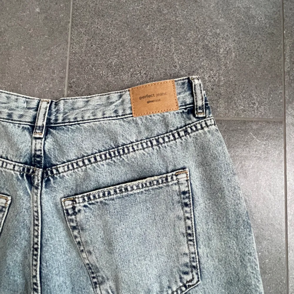 Superfina baggie jeans med medelhög midja från Gina tricot, i storlek 40. Använda bara en gång så de är i nyskick!☺️ . Jeans & Byxor.