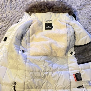 Säljer ny jacka! - Säljer Didriksson jacka helt ny storlek 150. För 11-12 år 