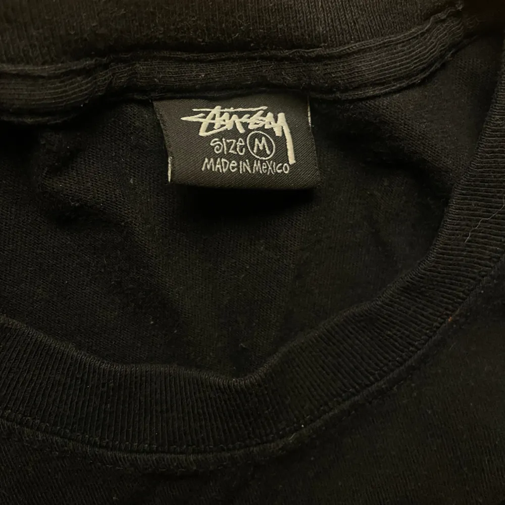 En svart Stussy New York T-shirt. Bra kvalite den är mycket skön. Köpt för 2 år sedan knappt använd. Skick 9.5/10. T-shirts.