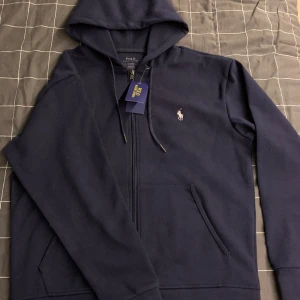 Ralph lauren full zip - Ralph lauren full zip, oanvänd med tags. Endast testad men den var bara lite för stor. Storlek small men passar även liten medium. Priset kan självklart diskuteras så skriv bara på.