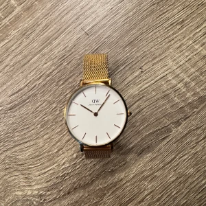Daniel Wellington Klocka - En guldig Daniel Wellington klocka i väldigt fint skick! Nypris ligger på 1900kr. 
