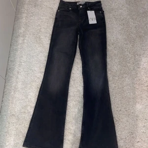 Jeans ifrån zara - Aldrig använda. Stl 36 och dom är långa i benen