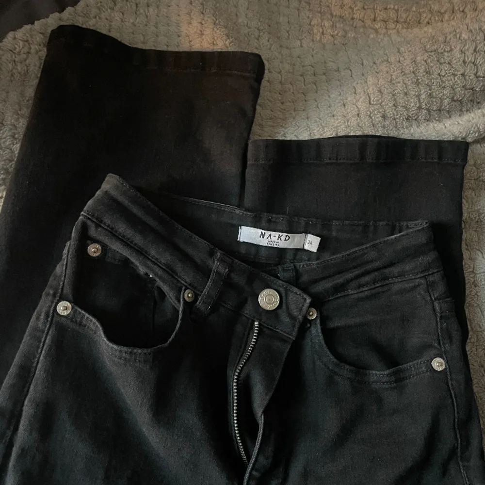 Stl 34 från NAKD, har andra bootcut svarta så säljer dessa. Högmidjade. Jeans & Byxor.