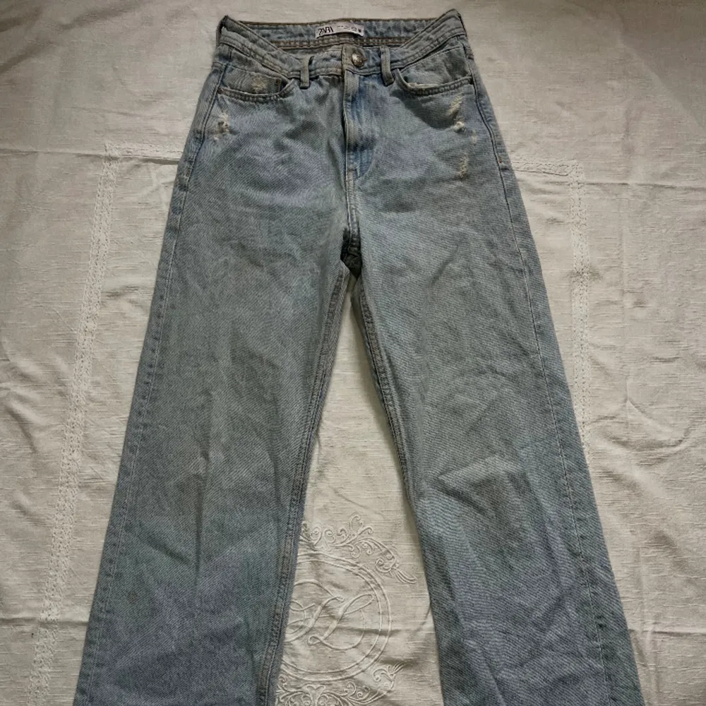 Snygga jeans från zara i storlek 34 💞 är 158 och de är tyvärr för långa för mig. Jeans & Byxor.