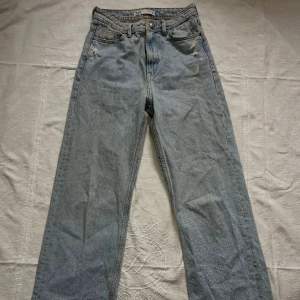 Snygga jeans från zara i storlek 34 💞 är 158 och de är tyvärr för långa för mig