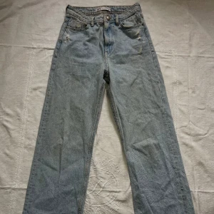 Jeans  - Snygga jeans från zara i storlek 34 💞 är 158 och de är tyvärr för långa för mig