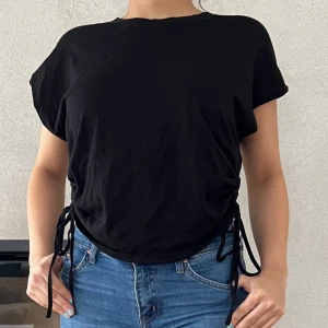 Svart blus  - Svart blus med detaljer Blusen är från zara.  Storlek M  Passar längderna 155cm - 160cm 