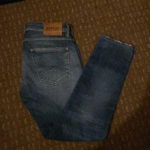 Replay Willbi Jeans - Snygg för folk i tonårings åldern, perfekt för alla Grishare där ute😎 den är oanvänt så det kommer stiga📈