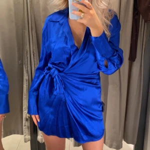 Satinklänning - Säljer nu min superfina satinklänning från Zara då den har blivit för liten, storlek M men liten i storleken💗