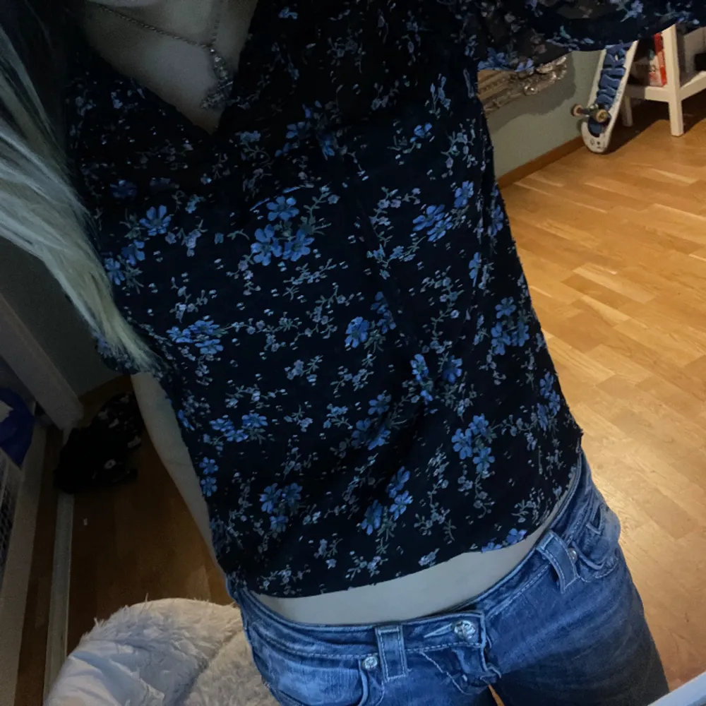 En jättefin blus, skitbra kvalite och köpt i usa , nypris runt 500 kr 💞är i jätte bra skick och knappt använts , skriv för fler bilder pris kan diskuteras!. Puserot.
