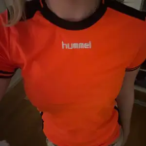 Snygg tränings tröja från Hummel i storlek S🧡 Bra skick!!!