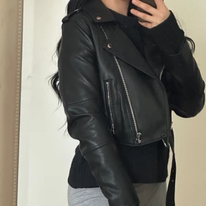 Kroppad skinn jacka - Super fin skinn jacka som anvlnts fåtal gånger men kommer inte till användning mer 