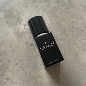 Caia parfym  - Parfymen La Nuit från Caia i 15ml. Endast testat med 2 sprut så parfymen är i princip helt full. 