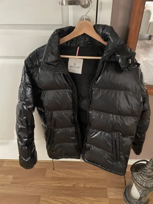 Moncler jacka  - Säljer nu min moncler jacka då den aldrig kommer till användning tyvärr då jag använder en annan oftare🥰