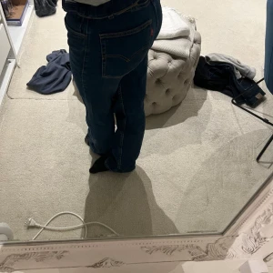 Levis jeans  - Skit snygga lågmidjade jeans! Dom är raka i benen. Pris går att diskutera! Hittar ingen storlek i dom men skulle säga att dom sitter som s ungefär 
