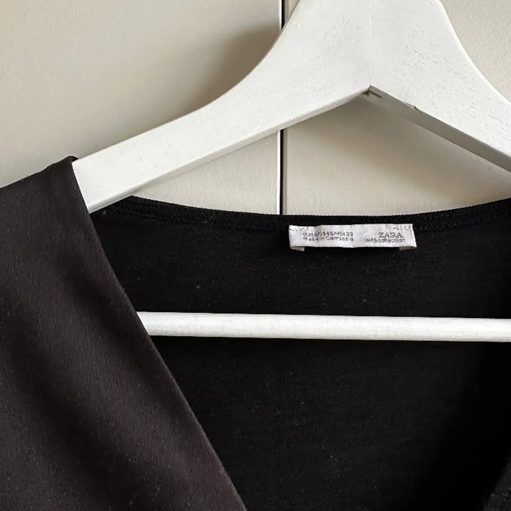 Svart t-shirt/blus från Zara. I använt men gott skick. . Puserot.