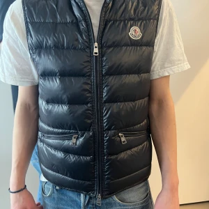 Moncler gui - Monclear väst i färgen svart. Använd ett antal gånger. Skick 8/10 Nypris: 8000kr mitt pris: 2899kr Finns även qr scan innuti västen.
