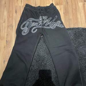 Helt nya skit feta Trackmafia joggers  Ett klädmärke ifrån uk och dessa kommer ALDRIG att släppas igen Storlek s (oversized fit)