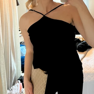 Satintopp  - Festlig topp med fin öppen rygg!🖤