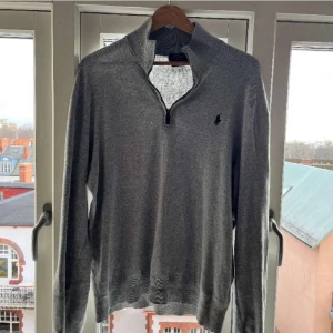 Ralph Lauren halfzip  - Grå Ralph Lauren tröja som funkar till det mesta. Skick 8/10 och näst intill inga defekter förekommer