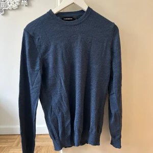 J. Lindeberg merinotröja - Super snygg merino tröja från J. Lindebeg. Knappt använd superfint skick! Nypris runt 1000kr