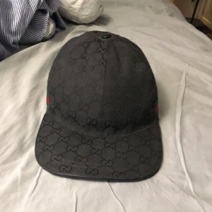 Gucci keps svart - Hej, Jag säljer min äkta svarta gucci keps som jag inte har någon användning av längre. Box och dustbag följer med!