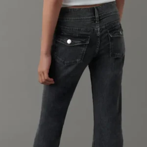 Low waisted jeans med bakficka - Säljer mina svarta low waisted jeans med knappar på bakfickorna från gina som nu är slutsolda.❤️ jättefina, säljer för att jag redan har en massa andra jenas❤️❤️ dom är sprättade nere vid benet