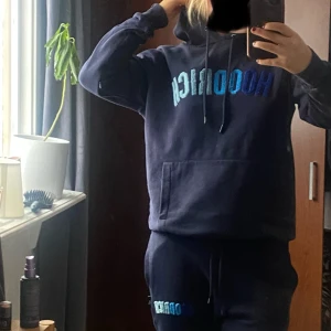 Hoodrich sett - Säljer mitt Hoodrich sett, byxor och hoodie då de inte kommer till användning längre. Storlek S, passar som M. Mycket bra skick max användt 10 ggr. Pris kan diskuteras!