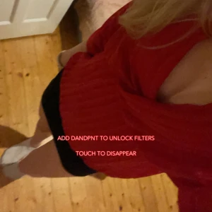 Röd blus - Säljer denna jätte fina röda blus, tror att den är från monki med tre kvarts ärmar ❤️❤️❤️