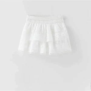 Vit Zara kjol - Säljer denna gulliga kjol från zara då den aldrig kommit till användning❤️ Den har inbyggda shorts inuti. Storlek 164 så den passar en xs/s. 
