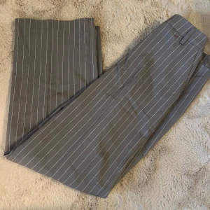 Randiga kostymbyxor från bikbok  - Säljer dessa godingar för 150kr! Aldrig använda! Nypris 499:- 🩷