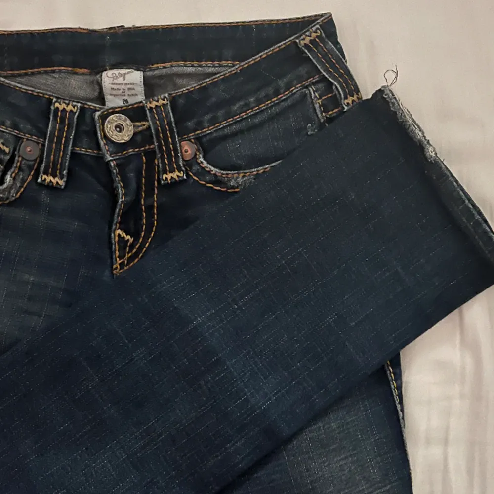 Snygga true religion jeans. Straight Lågmidjade , i storlek 26. Nästan aldrig använda, köptes på Plick. Skulle nog passa prefekt för någon som är 155-160cm lång. Då det lite för korta för mig som är 163💕 lite slitna längst ner, skriv för fler bilder!. Jeans & Byxor.