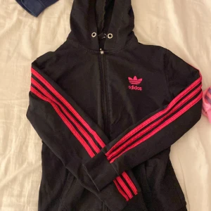 Fet adidas tröja - Fet adidas tröja rosa o svart, trycka gärna på köp nu 